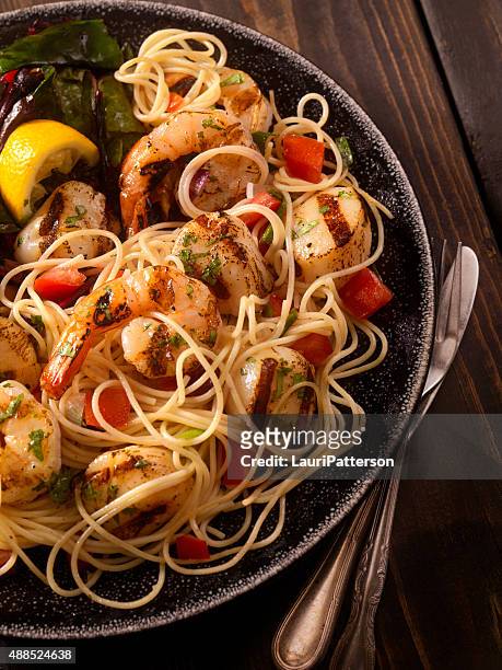 barbecue-shrimps und muscheln, pasta - shrimp scampi stock-fotos und bilder