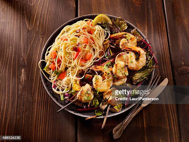 barbecue-krabben, jakobsmuscheln am spieß mit pasta - shrimp scampi stock-fotos und bilder