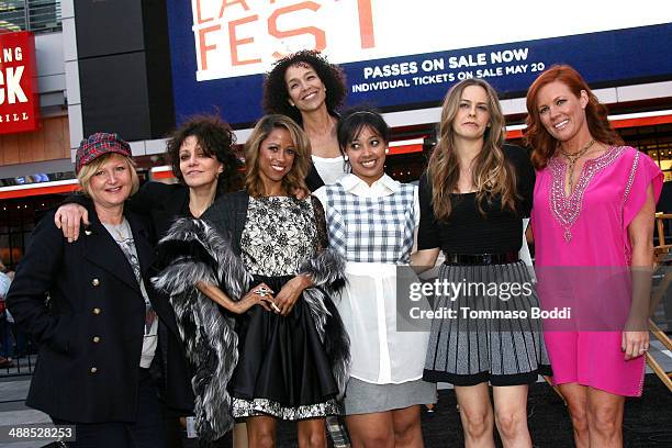 The winner of the costume contest poses with costume designer Clueless Mona May, director Amy Heckerling, actresses Stacey Dash, Alicia Silverstone,...