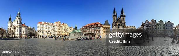 prague old town panorama - vieja plaza de praga fotografías e imágenes de stock