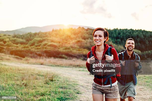 excursionismo en la montaña - young couple fotografías e imágenes de stock