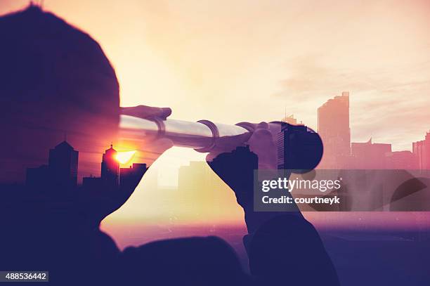 homme d'affaires en costume avec montage de la ville. - futur photos et images de collection