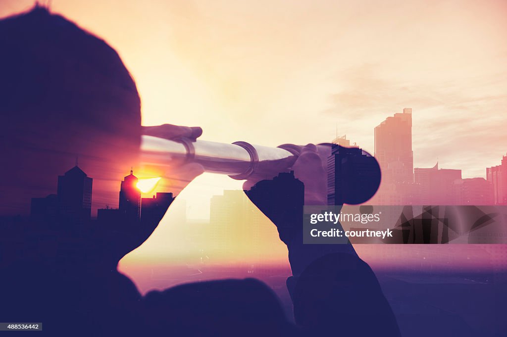 Uomo d'affari in tuta con paesaggio urbano di montaggio.