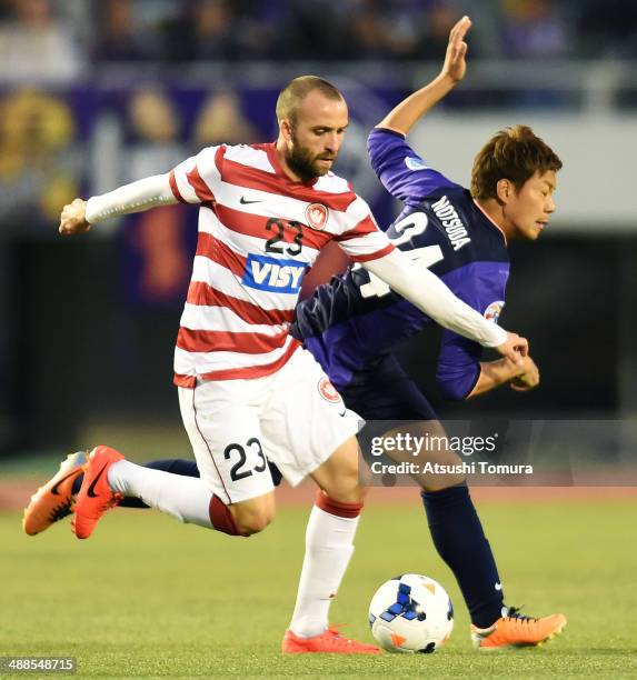 Jason Trifiro of Western Sydney Wanderers and Gakuto Notsuda of Sanfrecce Hiroshima in action during the AFC Champions League round of 16 match...