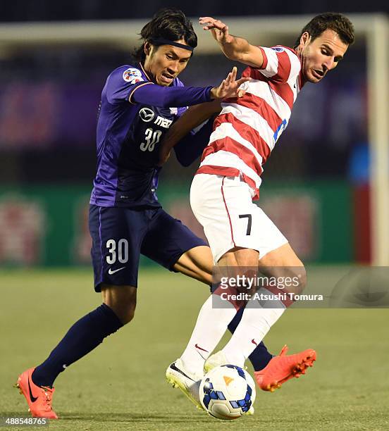 Labinot Haliti of Western Sydney Wanderers battles for the ball with Kosei Shibasaki of Sanfrecce Hiroshima during the AFC Champions League round of...