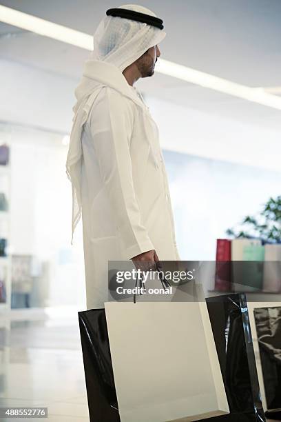 arab family in shopping center - emirati family shopping stock pictures, royalty-free photos & images