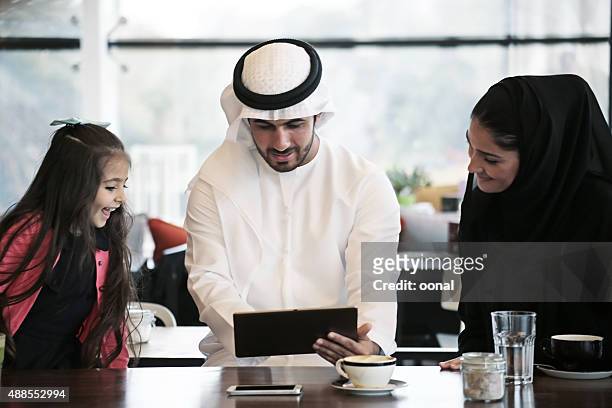 arabische familie in shopping center - bahrain stock-fotos und bilder