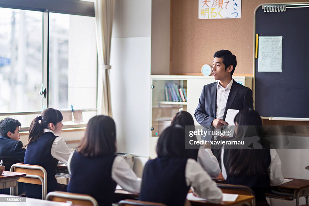 日本の教師、デジタルタブレットを使用して、彼のクラス