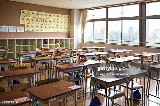 empty japanese classroom - leeg bureau stockfoto's en -beelden