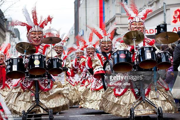 street karneval in wiesbaden, deutschland - rosenmontag stock-fotos und bilder
