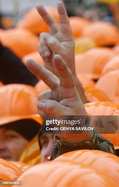 Supporters of Ukrainian opposition leader Viktor Yushchenko flash V-signs 01 December 2004 outside the parliament building in Kiev after the...