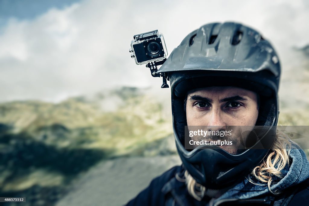 Mountainbiker mit Actioncam auf Helm