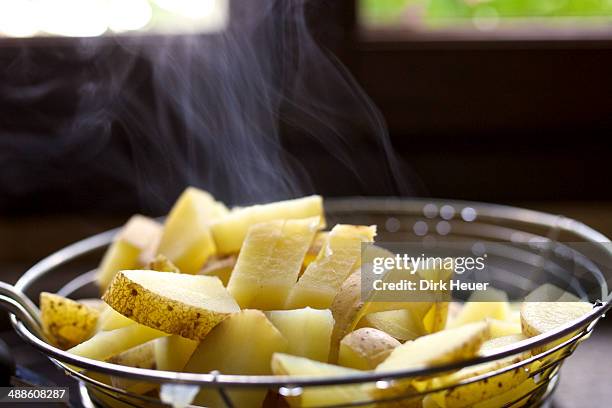 steaming potatoes in wire sieve - coador imagens e fotografias de stock