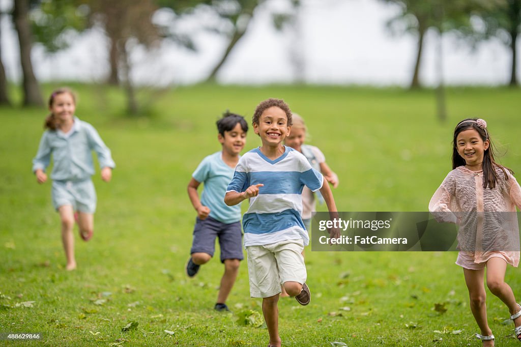 Kinder spielen Tag