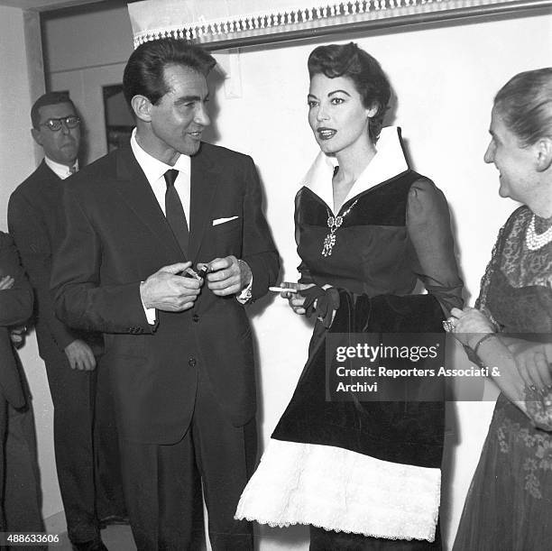 The Italian actor Walter Chiari talking with the American actress Ava Gardner and the Italian stylist Giovanna Fontana during a party at the Atelier...