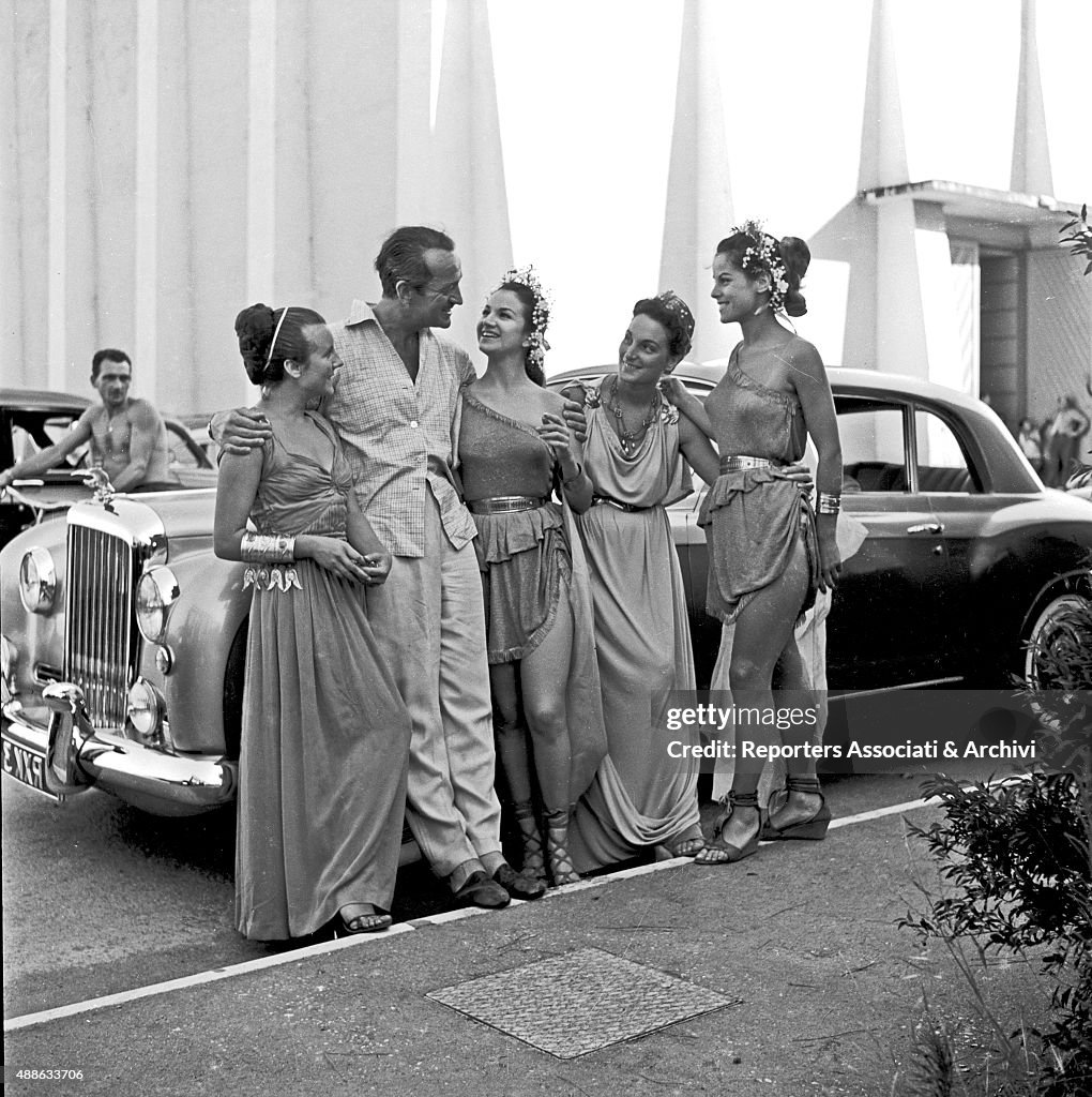 David Niven with some background actresses in Cinecittà