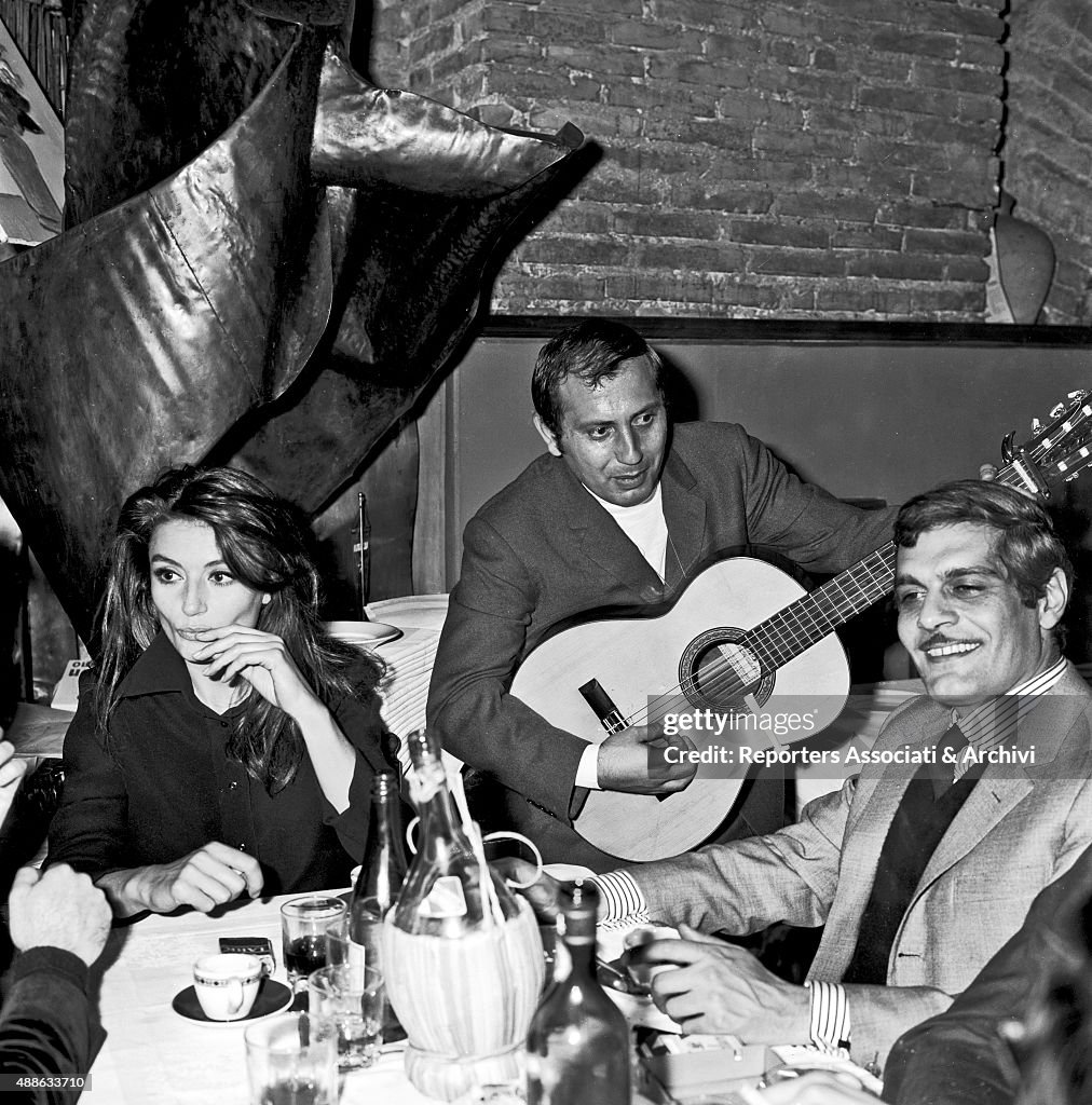 Omar Sharif and Anouk Aimée having dinner at the restaurant 'Dal Bolognese'