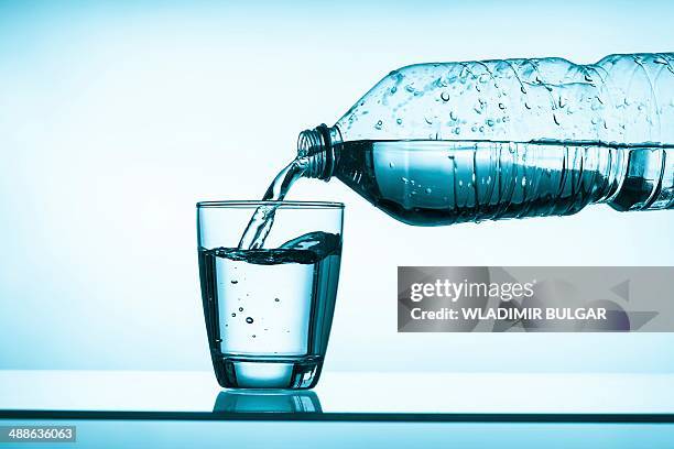 mineral water - destilliertes wasser stock-fotos und bilder