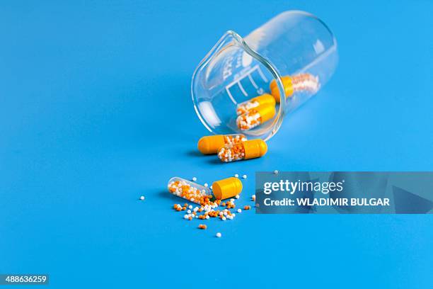 open capsule - laboratoriumglas stockfoto's en -beelden