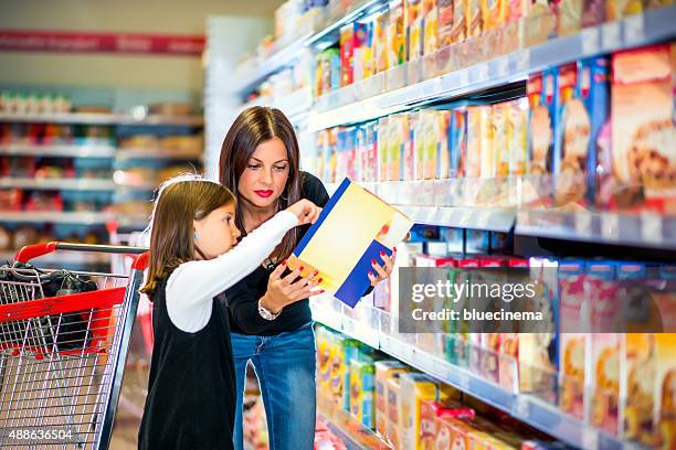 madre e figlia controllo etichettatura in supermercato cibo - cereali da colazione foto e immagini stock