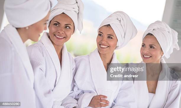 gruppo di amici che si godono una giornata al centro benessere - accappatoio foto e immagini stock