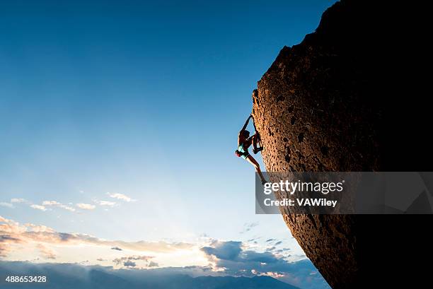 athletic hembra rock climber - escala fotografías e imágenes de stock