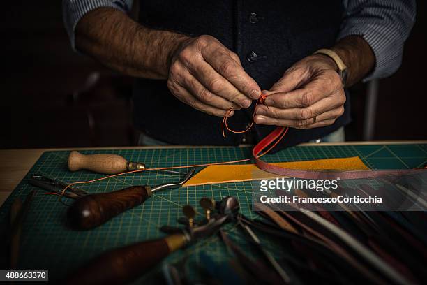 travail artisanal en cuir - maroquinerie photos et images de collection