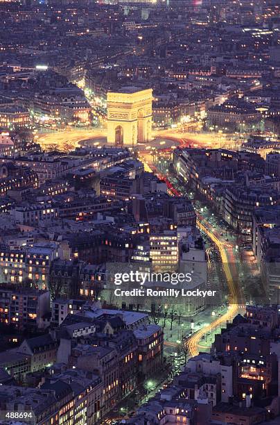 arc de triomphe at night & city in paris - arc de triomphe overview stock pictures, royalty-free photos & images