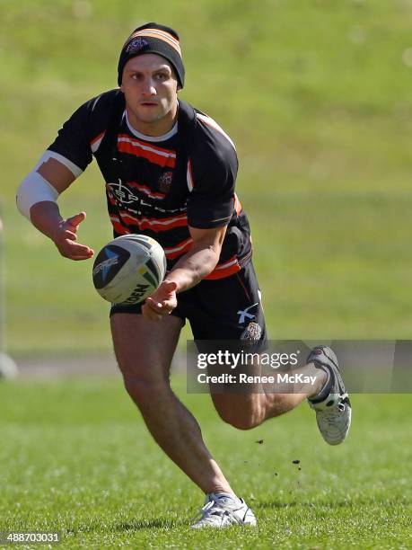 Robbie Farah passes the ball during a Wests Tigers NRL training session at Concord Oval on May 8, 2014 in Sydney, Australia.