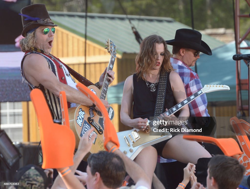 Big & Rich's Big Kenny and John Rich are joined by Halestorm's Lizzie