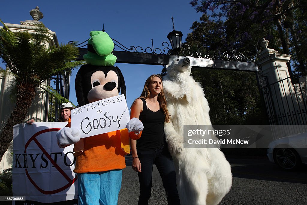 Keystone Oil Pipeline Protesters Demonstrate Outside Of Obama Fundraiser