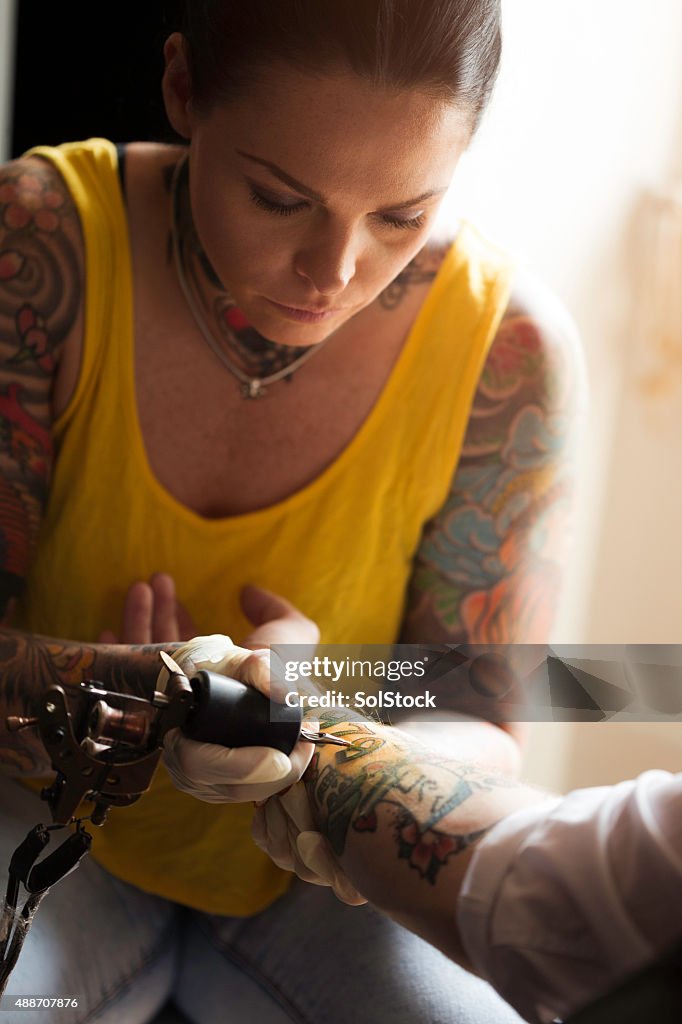 Professionelle Tattoo-Künstler bei der Arbeit