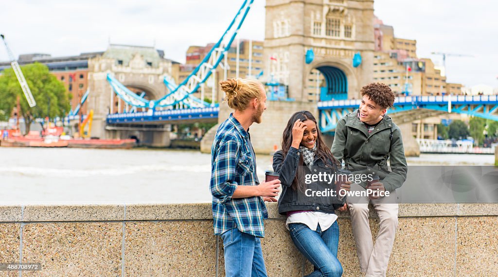 Amigos conversando pela Ponte da Torre de Londres