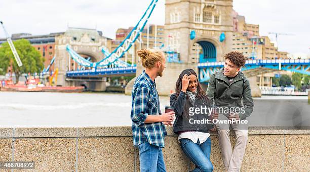 amigos conversando pela ponte da torre de londres - south bank - fotografias e filmes do acervo