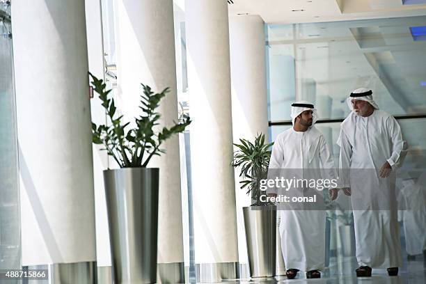 arab men in hall - qatari family stockfoto's en -beelden