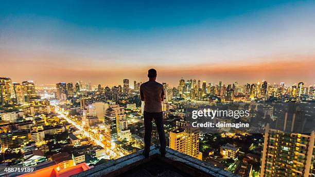 homem no topo do arranha-céu - skyscraper imagens e fotografias de stock