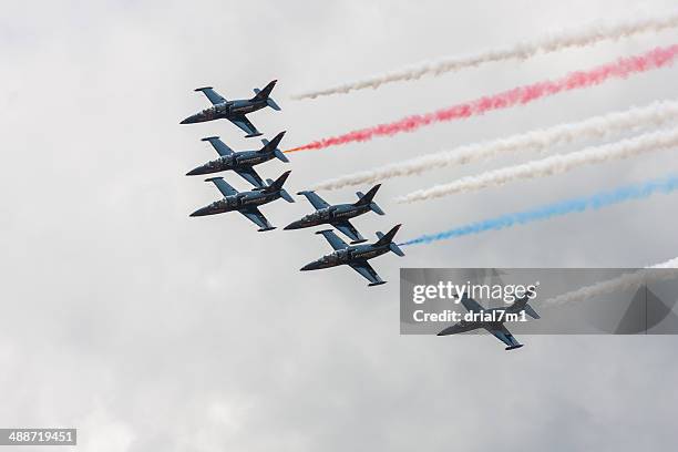 patriots jet equipo en vuelo - espectáculo aéreo fotografías e imágenes de stock