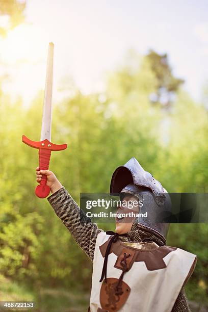 sieg für die kleinen knight - traditioneller helm stock-fotos und bilder