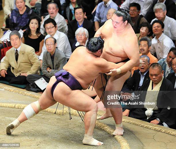 Tochiozan pushes ozeki Kisenosato out of the ring to win during day five of the Grand Sumo Autumn Tournament at Ryogoku Kokugikan on September 17,...