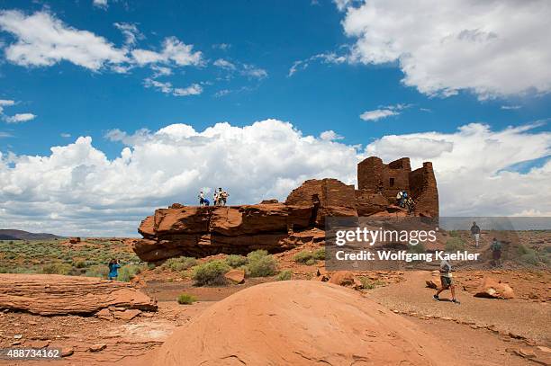 People visiting the Wukoki Pueblo in the Wupatki National Monument Park in northern Arizona, USA, where the Northern Sinagua people lived.