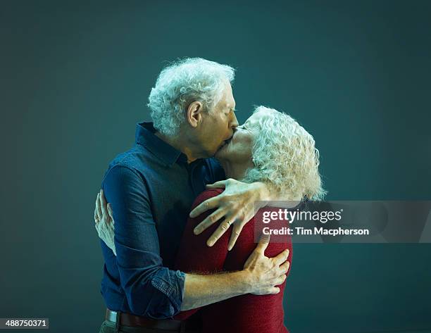 senior couple kissing - peck 個照片及圖片檔