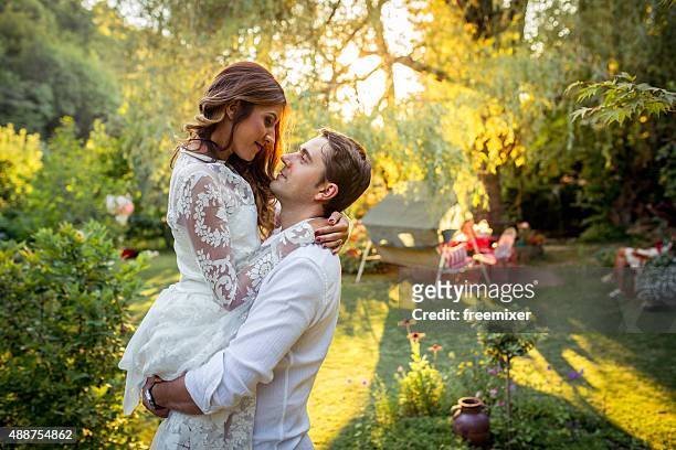 a noiva e o noivo segurando - formal garden - fotografias e filmes do acervo