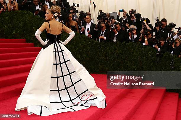 Sarah Jessica Parker attends the "Charles James: Beyond Fashion" Costume Institute Gala at the Metropolitan Museum of Art on May 5, 2014 in New York...