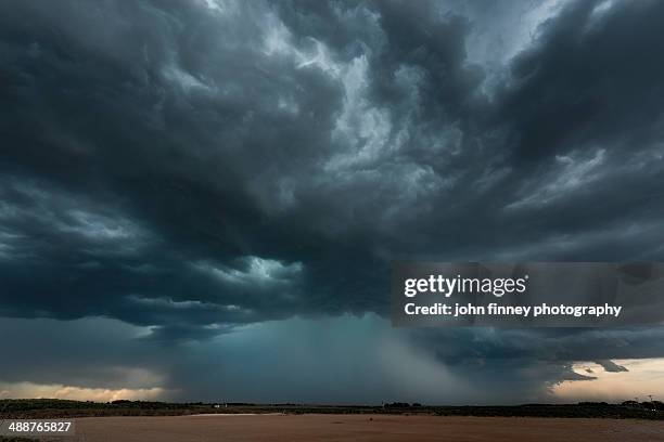 micro-burst storm, oklahoma, tornado alley - storm cloud photos et images de collection