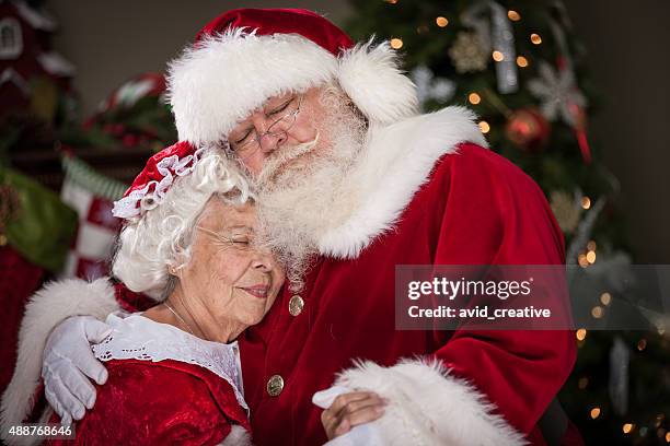 santa e sra. natal experimentando - mãe natal imagens e fotografias de stock