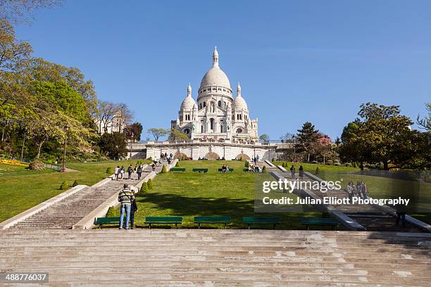 sacre coeur in the montmartre area of paris. - montmartre stock pictures, royalty-free photos & images