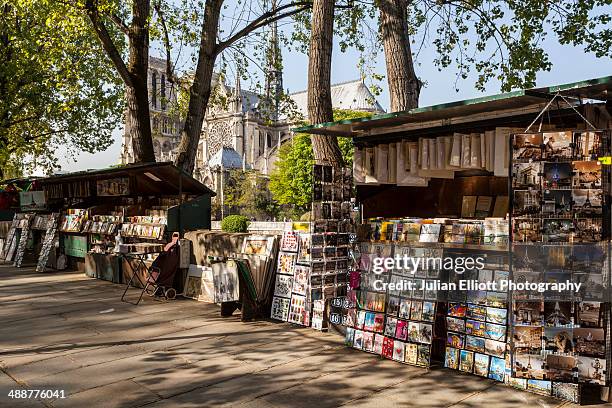 book and postcard sellers by the river seine. - church color light paris stockfoto's en -beelden
