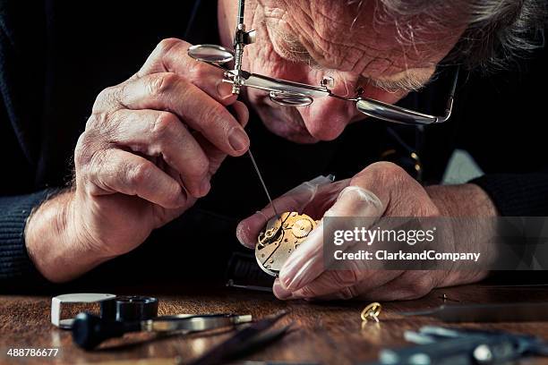 nahaufnahme eines portraits eines watchmaker bei der arbeit - tiny hands stock-fotos und bilder