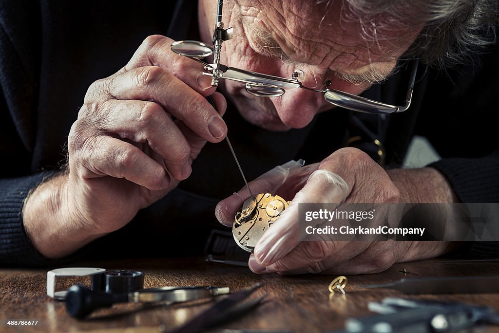 Close-Up Ritratto di un Orologiaio al lavoro