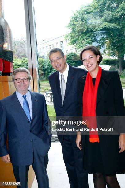 Founder of 'Fondation Cartier' Alain Dominique Perrin, Lionel Zinsou and his daughter CEO of 'Fondation Zinsou' Marie-Cecile Zinsou attend the...